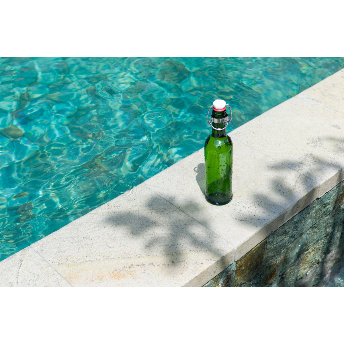 Drikkeflaske i gennemsigtigt glas